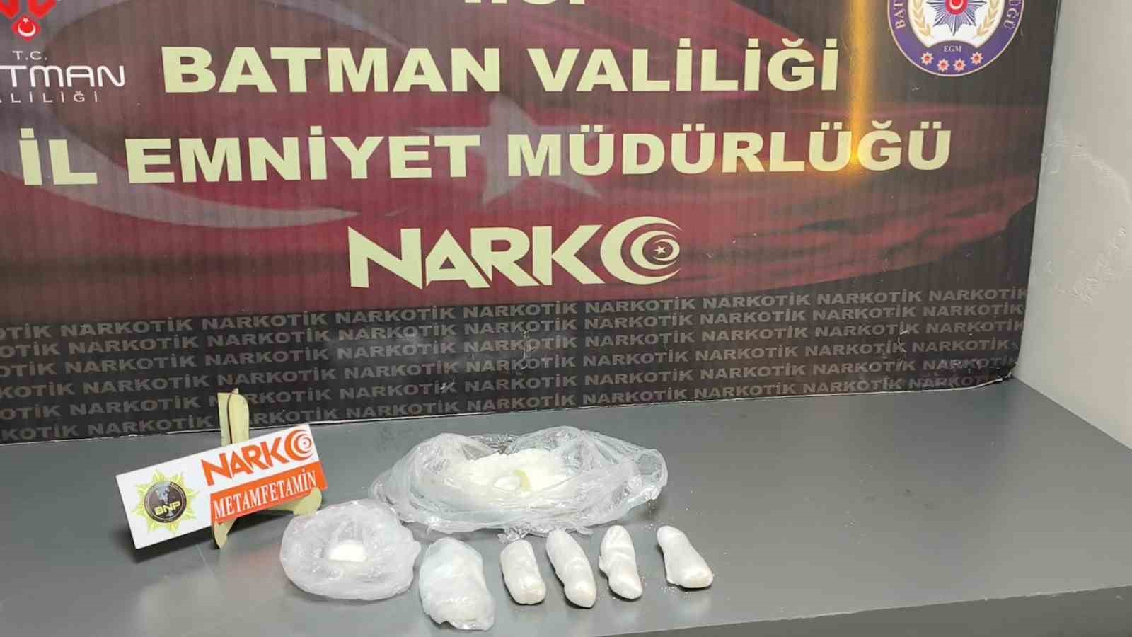 Batman’da otel odasında 514 gram metamfetamin ele geçirildi 6 batmanda otel odasinda 514 gram metamfetamin ele gecirildi 2 H6i1qdy6