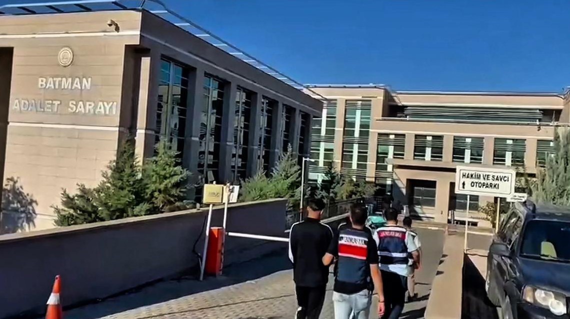 batmanda oto lastiklerinin icinde yuzlerce uyusturucu hap ele gecirildi 4 3zzbXVPN
