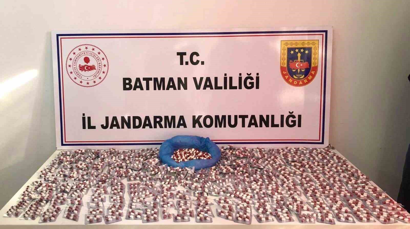 batmanda oto lastiklerinin icinde yuzlerce uyusturucu hap ele gecirildi 5 gIa4a5SE