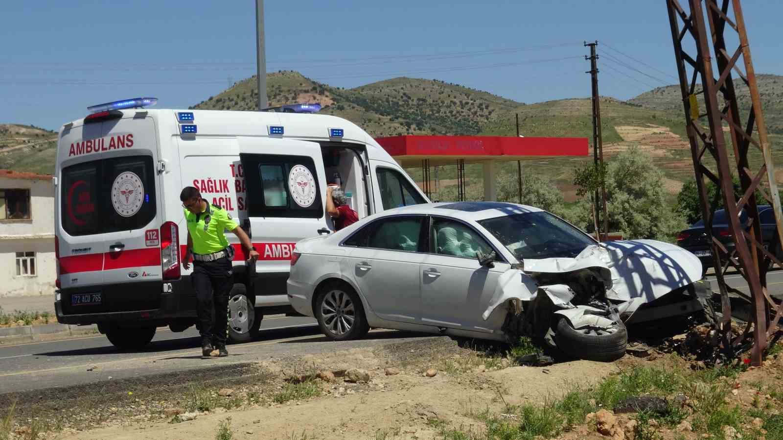 batmanda otomobil direge carpti baba ve oglu yaralandi 0 sI56JXvl