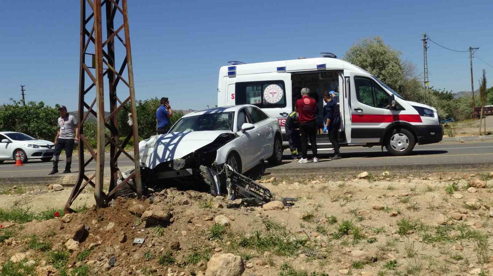 batmanda otomobil direge carpti baba ve oglu yaralandi 1 9lkEWaMH