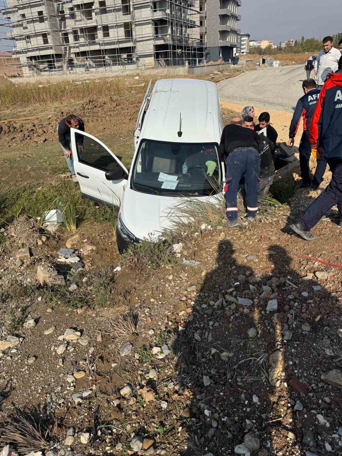 batmanda otomobil su kanalina dustu 1 yarali 0