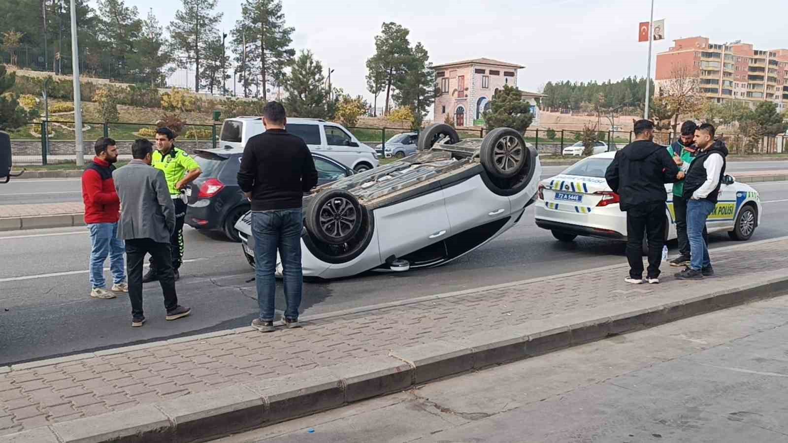 Batman’da otomobil takla attı: 1 yaralı 5 batmanda otomobil takla atti 1 yarali 1 IOSbrMpz