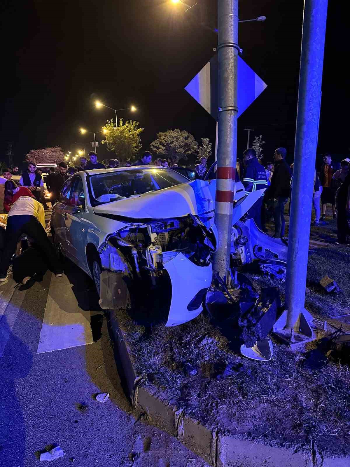 batmanda otomobil trafik isigi diregine carpti 3 yarali 0 hNWvT5pP