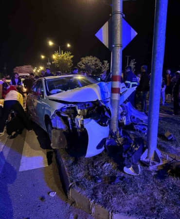 batmanda-otomobil-trafik-isigi-diregine-carpti-3-yarali-8Blim3Ji.jpg