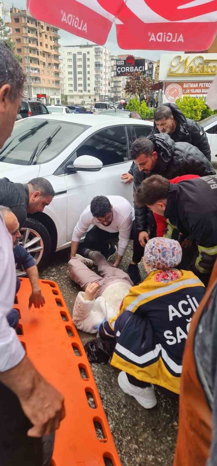 batmanda otomobilin carptigi yaya agir yaralandi 1 e1bLANXD