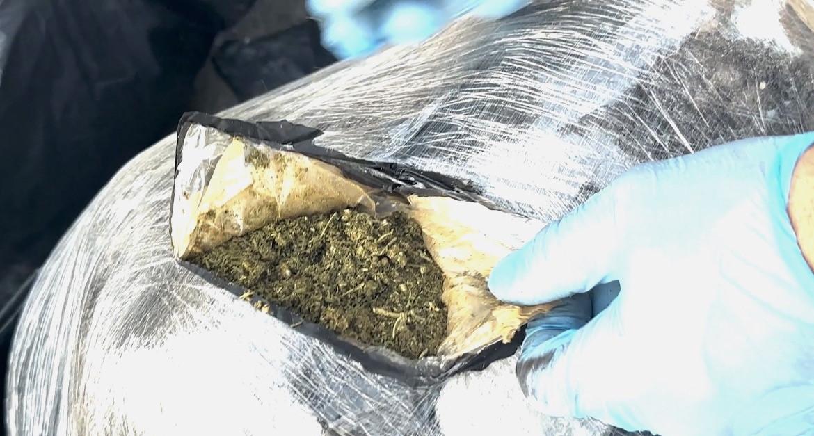 Batman’da pamuk yüklü iki tırda 112 kilo esrar ele geçirildi 5 batmanda pamuk yuklu iki tirda 112 kilo esrar ele gecirildi 1 g2rLzOHs