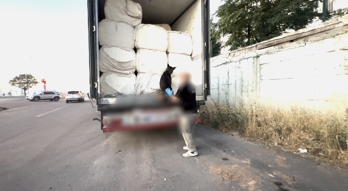 Batman’da pamuk yüklü iki tırda 112 kilo esrar ele geçirildi 7 batmanda pamuk yuklu iki tirda 112 kilo esrar ele gecirildi 3 2bZOPmrb