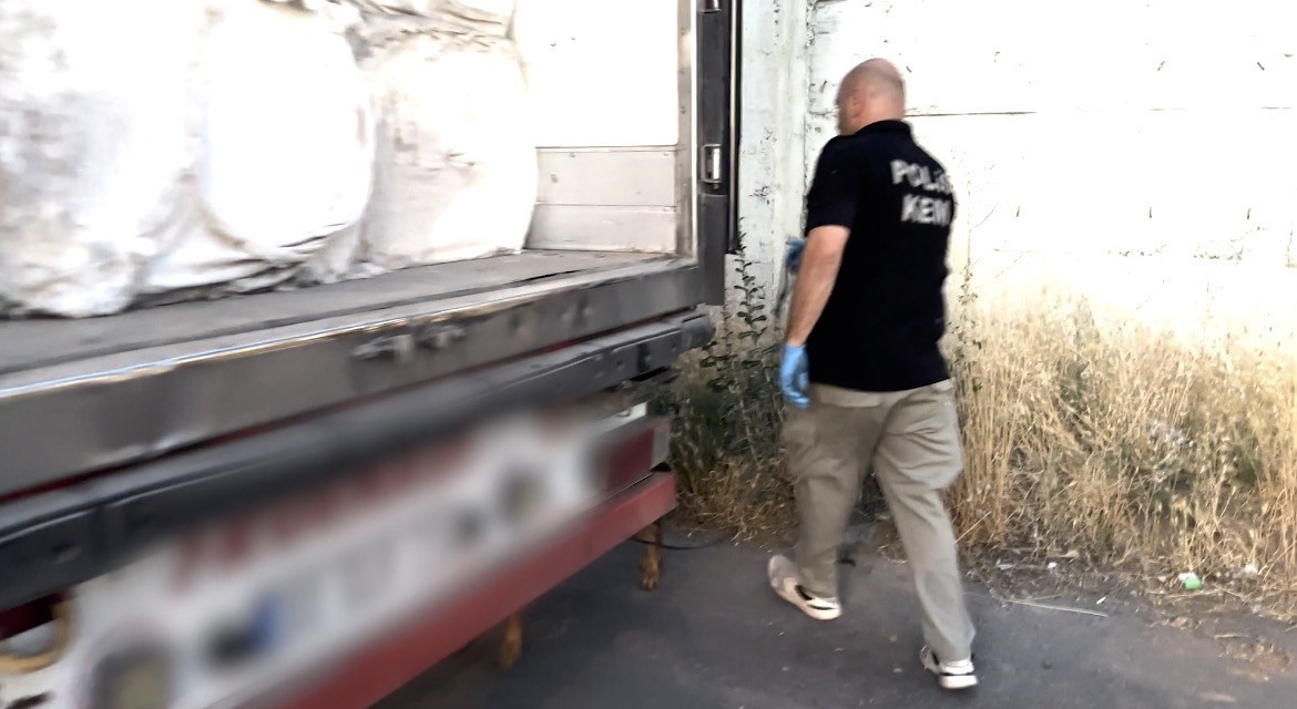 Batman’da pamuk yüklü iki tırda 112 kilo esrar ele geçirildi 8 batmanda pamuk yuklu iki tirda 112 kilo esrar ele gecirildi 4 8gmBnXXO