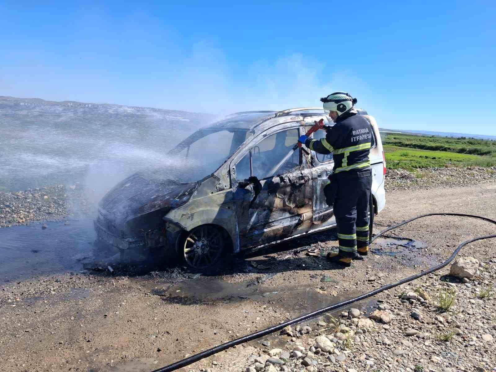 batmanda park halindeki hafif ticari arac alevlere teslim oldu 0 SdrB4XJf