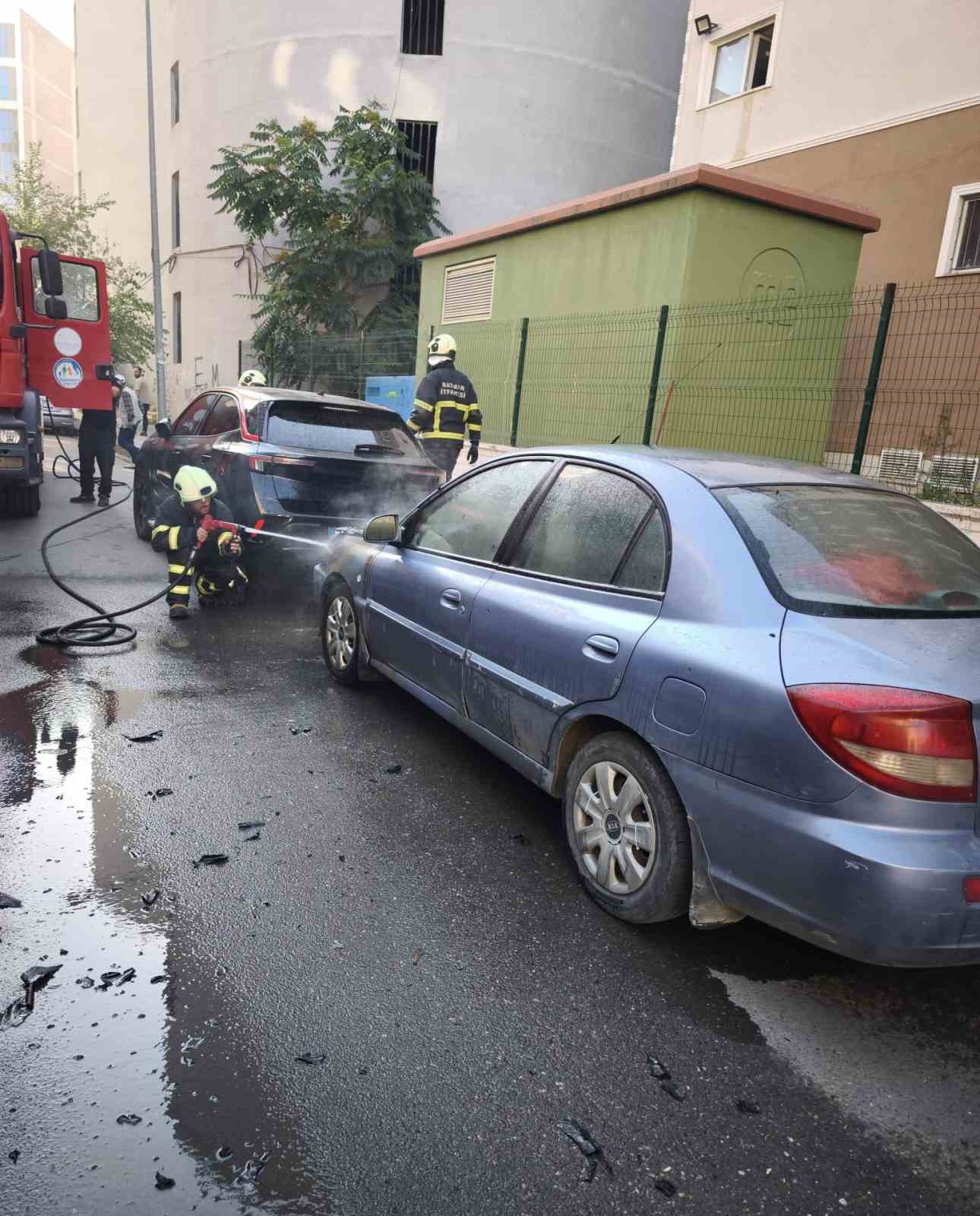 Batman’da park halindeki otomobilde çıkan yangın söndürüldü 4 batmanda park halindeki otomobilde cikan yangin sonduruldu 0 8zuqpZSw
