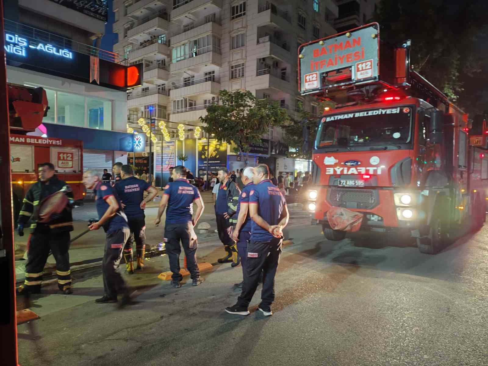 batmanda plazada cikan yangin korkuttu 0