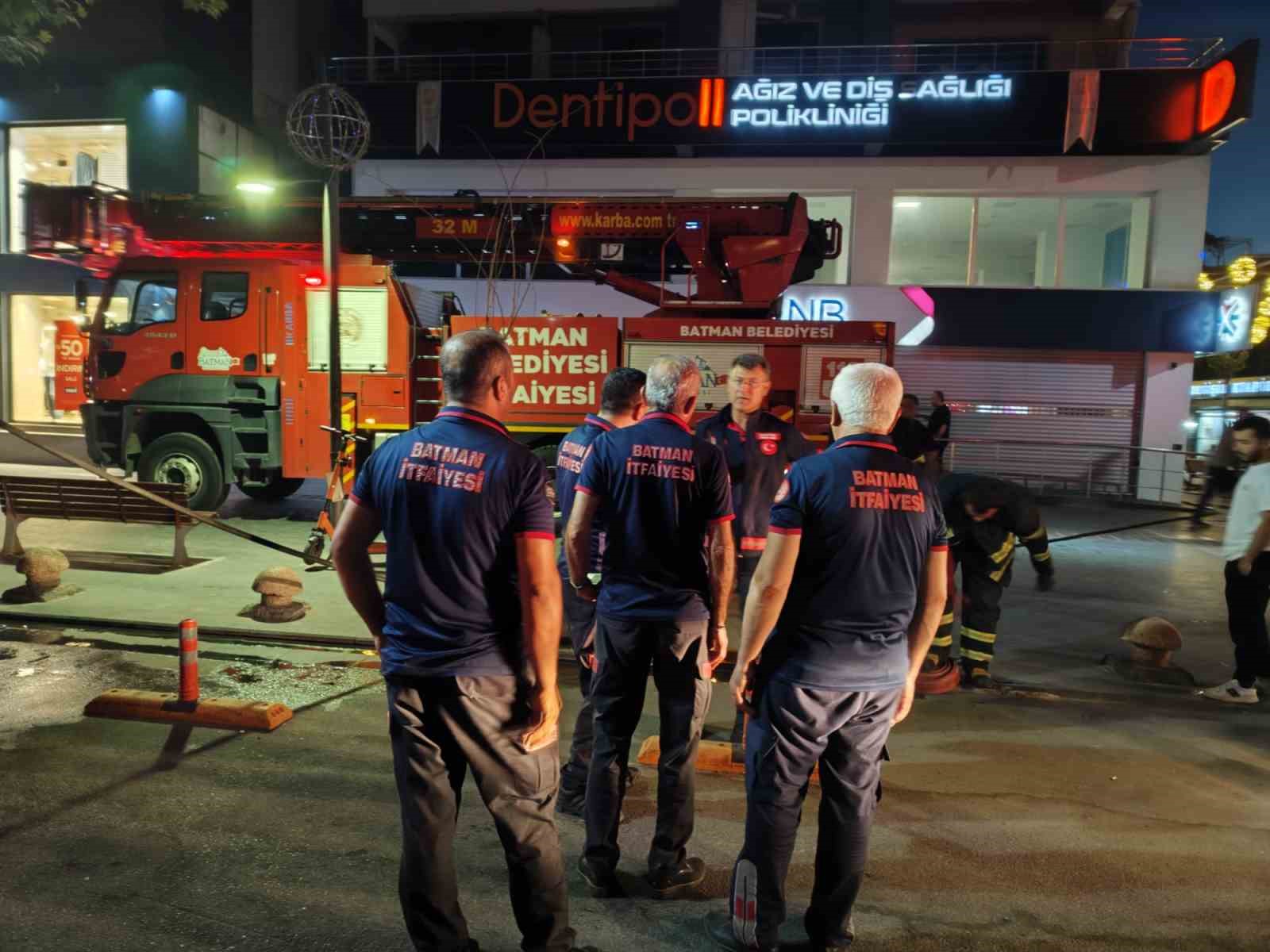 batmanda plazada cikan yangin korkuttu 1 ByzkY4vt
