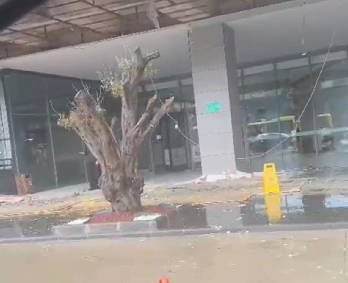 batmanda saganak sele neden odu avm girisinde tavan coktu 1 1kEGqK84