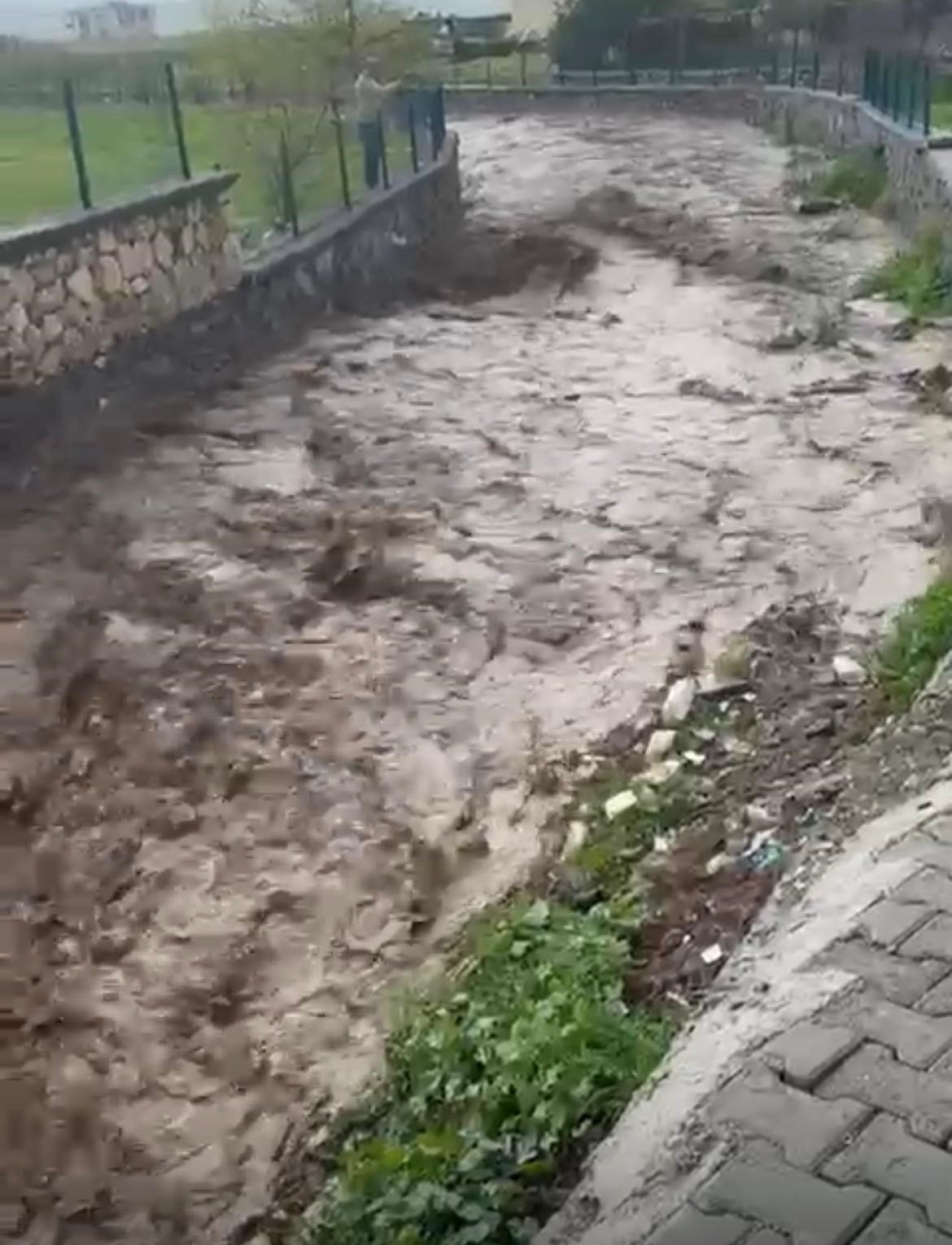 batmanda saganak sele neden odu avm girisinde tavan coktu 3 qaaVWmL3