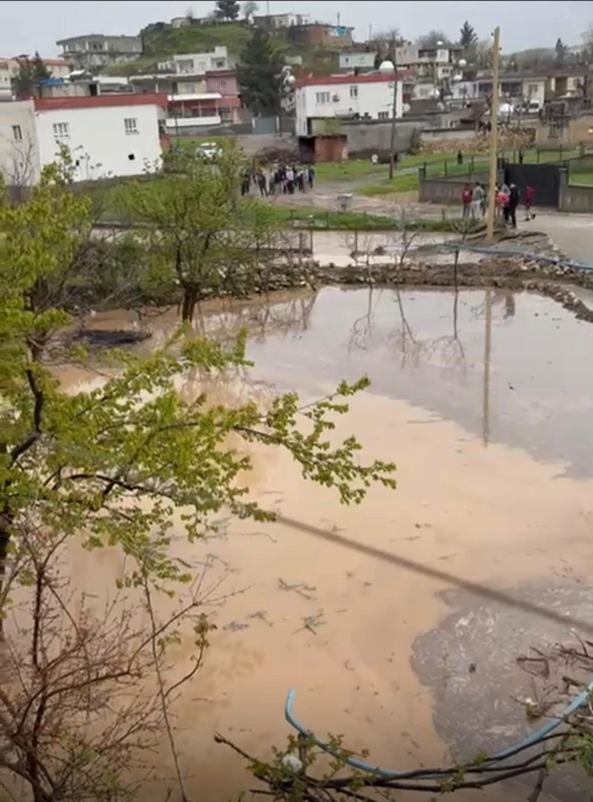 batmanda saganak sele neden odu avm girisinde tavan coktu 5 t1KAKcnh