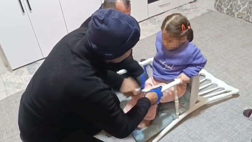 batmanda sandalyeye sikisan cocugun imdadina itfaiye yetisti 0 fUpiyVWg