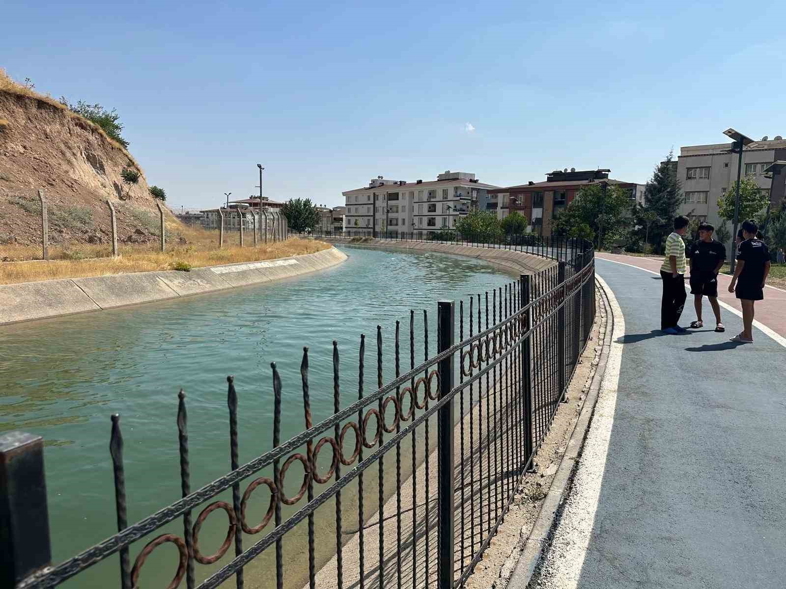 Batman’da selfie çekerken sulama kanalına düştü, vatandaşlar kurtardı 4 batmanda selfie cekerken sulama kanalina dustu vatandaslar kurtardi 0 Xc2BXvhf