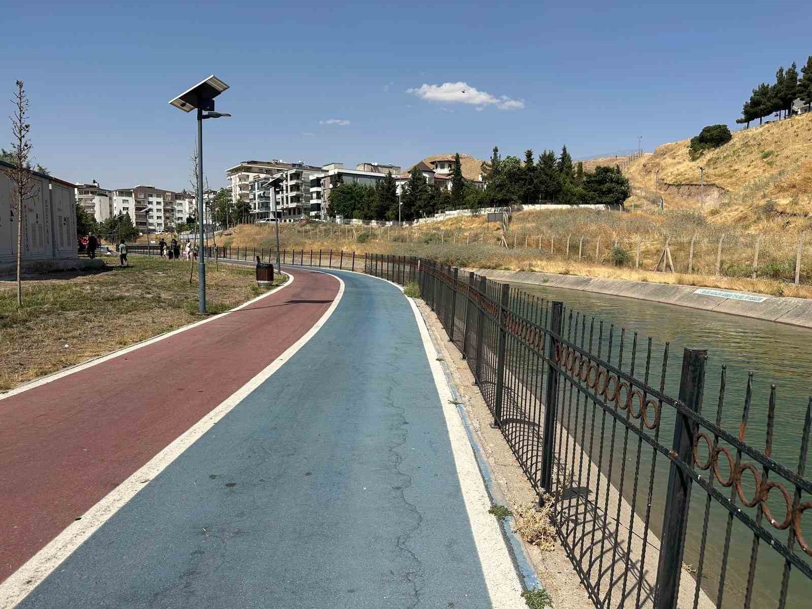 Batman’da selfie çekerken sulama kanalına düştü, vatandaşlar kurtardı 6 batmanda selfie cekerken sulama kanalina dustu vatandaslar kurtardi 2