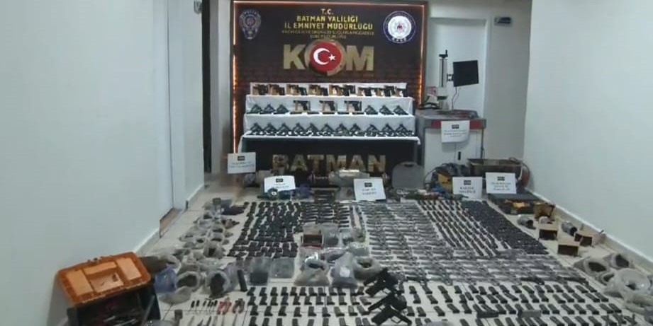 Batman’da silah kaçakçılarına büyük darbe: 2023-2025 yıllarını kapsayan dönemde 2 binden fazla silah ele geçirildi 12 batmanda silah kacakcilarina buyuk darbe 2023 2025 yillarini kapsayan donemde 2 binden fazla silah ele Qhg1zh6Q