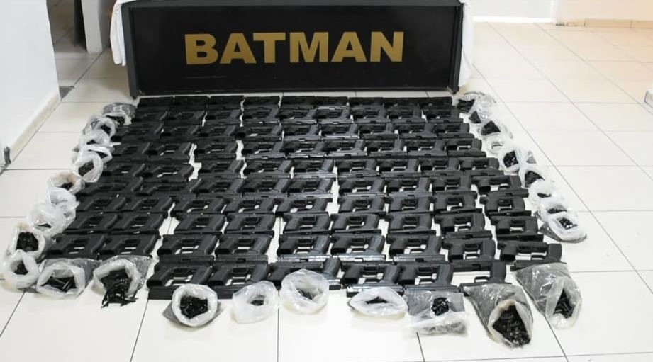Batman’da silah kaçakçılarına büyük darbe: 2023-2025 yıllarını kapsayan dönemde 2 binden fazla silah ele geçirildi 5 batmanda silah kacakcilarina buyuk darbe 2023 2025 yillarini kapsayan donemde 2 binden fazla silah ele aD5lHslZ