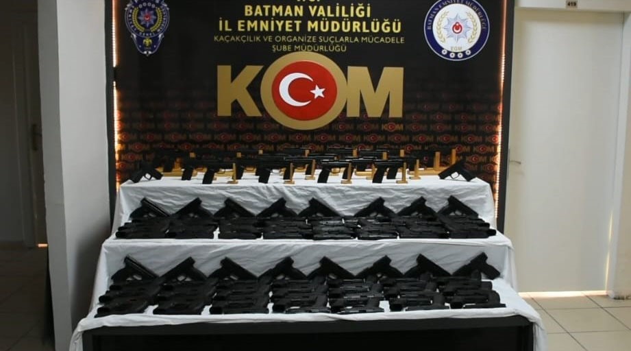 Batman’da silah kaçakçılarına büyük darbe: 2023-2025 yıllarını kapsayan dönemde 2 binden fazla silah ele geçirildi 10 batmanda silah kacakcilarina buyuk darbe 2023 2025 yillarini kapsayan donemde 2 binden fazla silah ele kKj9jz8p