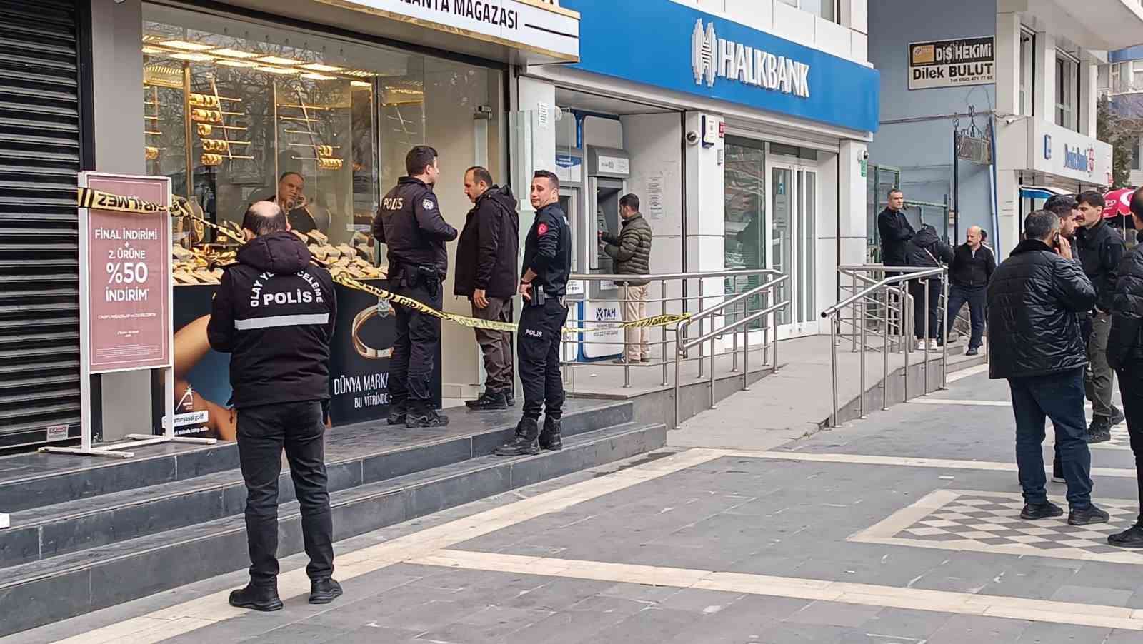 Batman’da silahlı kuyumcu soygunu: Kar maskeli 2 şüpheli, çaldıkları altınla birlikte kaçtı 5 batmanda silahli kuyumcu soygunu kar maskeli 2 supheli caldiklari altinla birlikte kacti 1