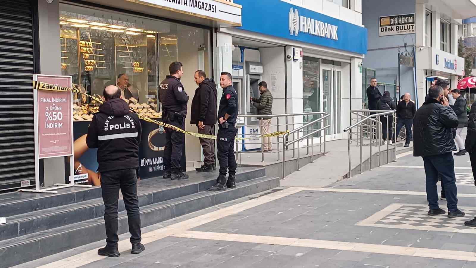 Batman’da silahlı kuyumcu soygunu: Kar maskeli 2 şüpheli, çaldıkları altınla birlikte kaçtı 6 batmanda silahli kuyumcu soygunu kar maskeli 2 supheli caldiklari altinla birlikte kacti 2 NYAH4pMi