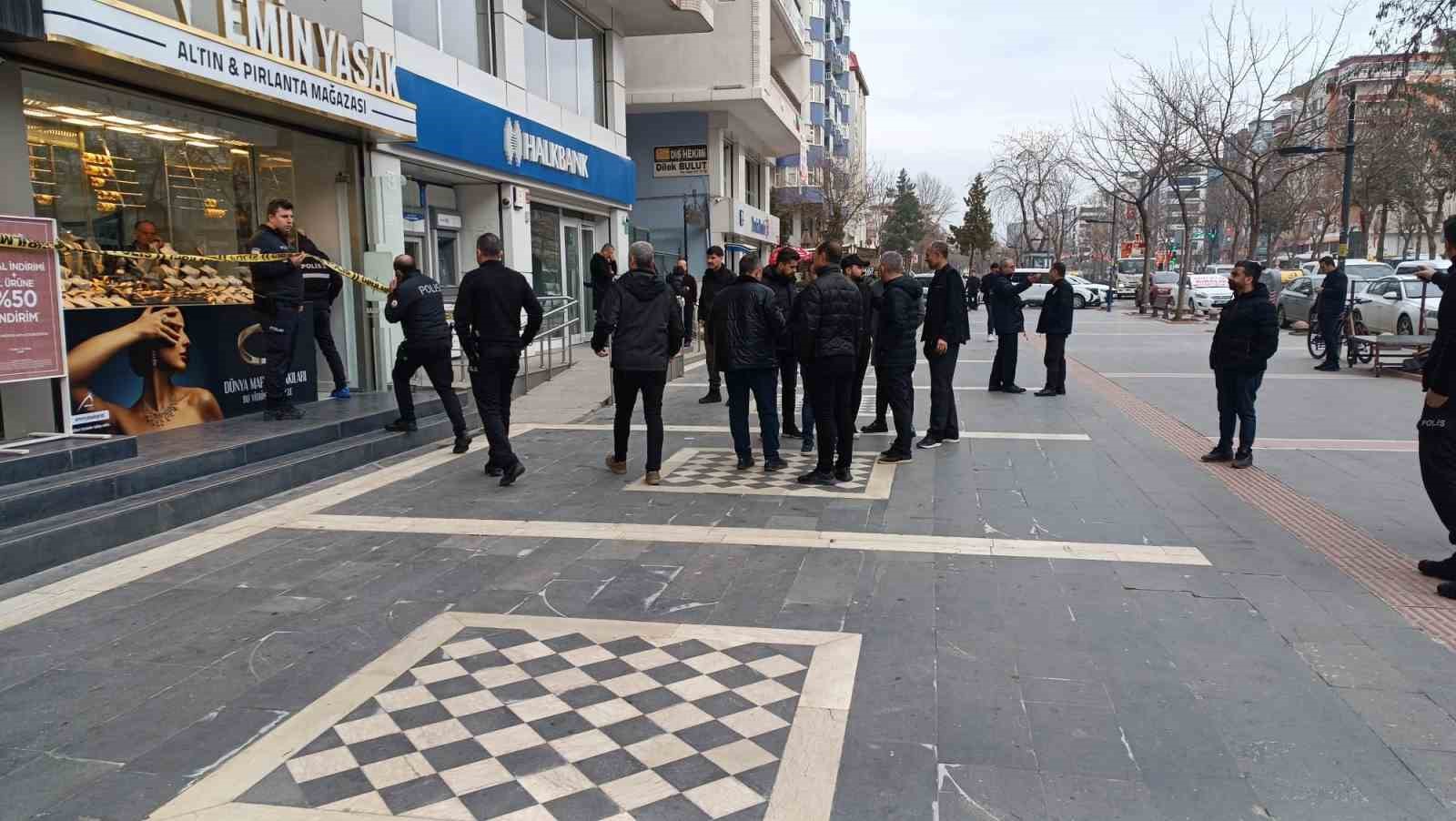 Batman’da silahlı kuyumcu soygunu: Kar maskeli 2 şüpheli, çaldıkları altınla birlikte kaçtı 7 batmanda silahli kuyumcu soygunu kar maskeli 2 supheli caldiklari altinla birlikte kacti 3 VfnhFkQ2