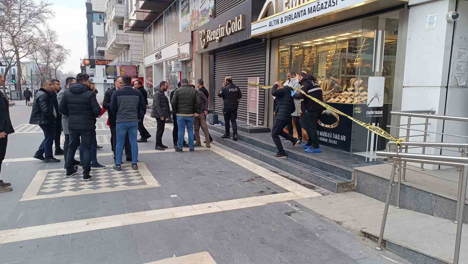 Batman’da silahlı kuyumcu soygunu: Kar maskeli 2 şüpheli, çaldıkları altınla birlikte kaçtı 8 batmanda silahli kuyumcu soygunu kar maskeli 2 supheli caldiklari altinla birlikte kacti 4