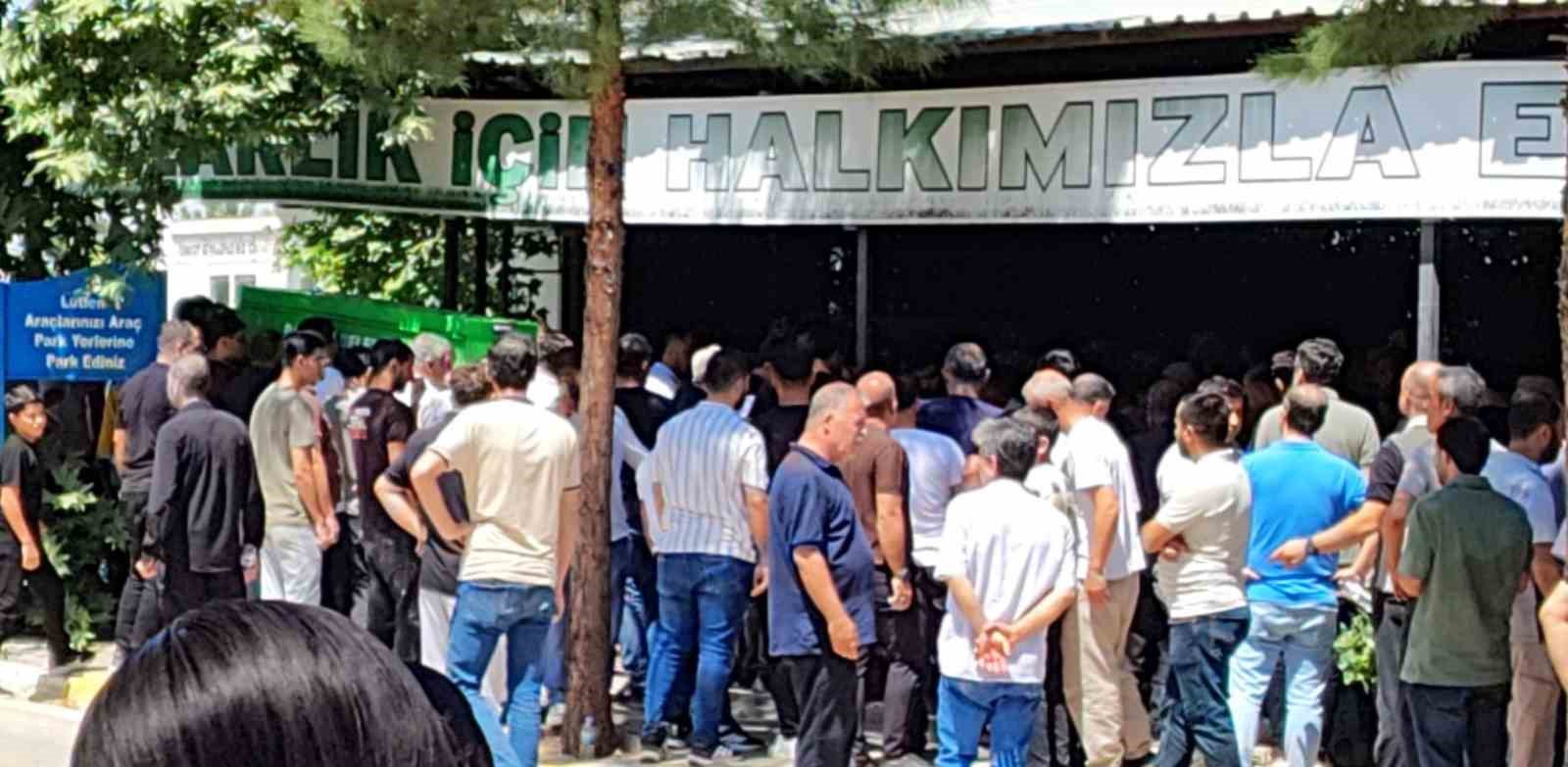 batmanda silahli saldirida hayatini kaybeden 3 kisi topraga verildi 0 LpERFMNM