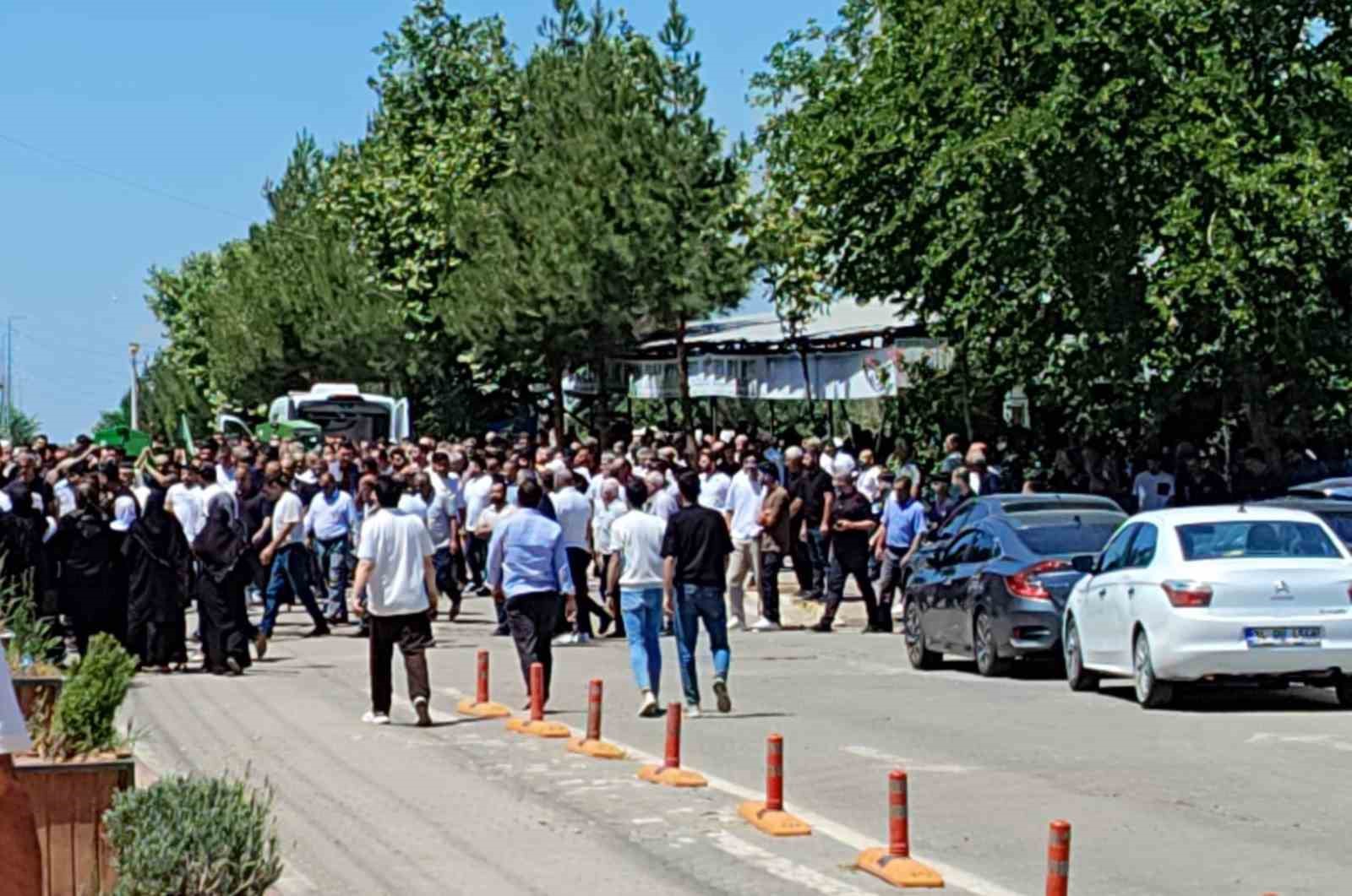 batmanda silahli saldirida hayatini kaybeden 3 kisi topraga verildi 1 4rE5cqfu