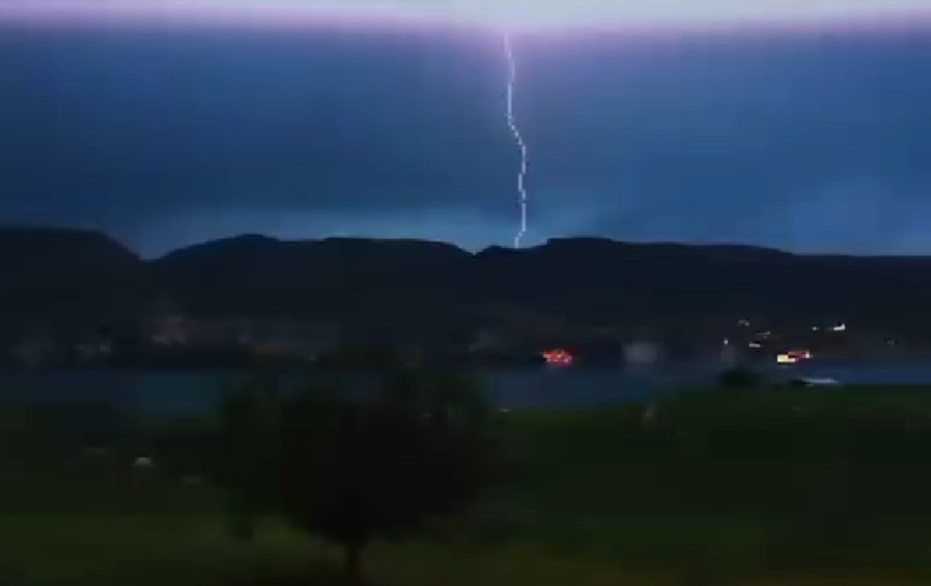 batmanda simsekler geceyi gunduze cevirdi 0