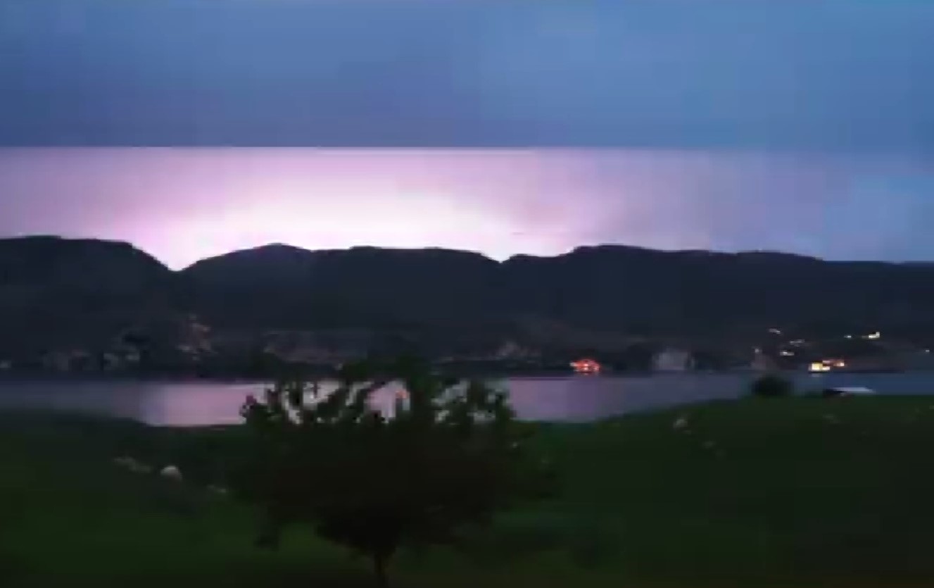 batmanda simsekler geceyi gunduze cevirdi 4