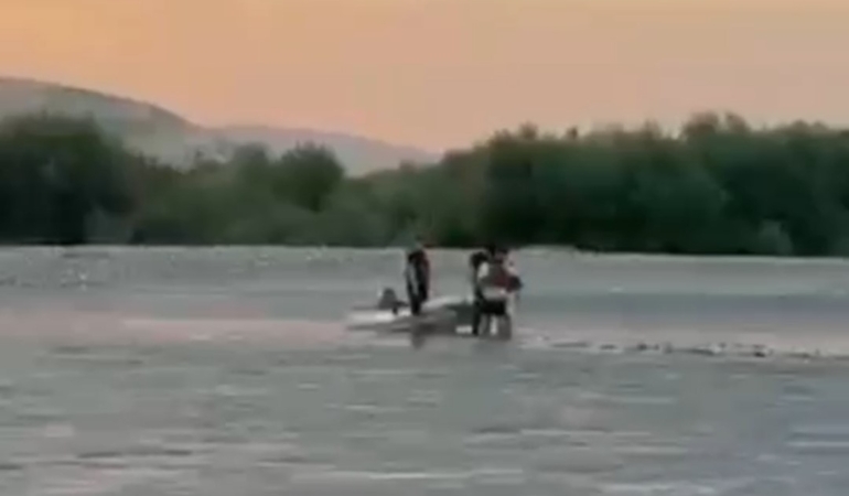 batmanda-suda-mahsur-kalan-2-kisi-dalgic-ekiplerince-kurtarildi-HKHAKqWs.jpg