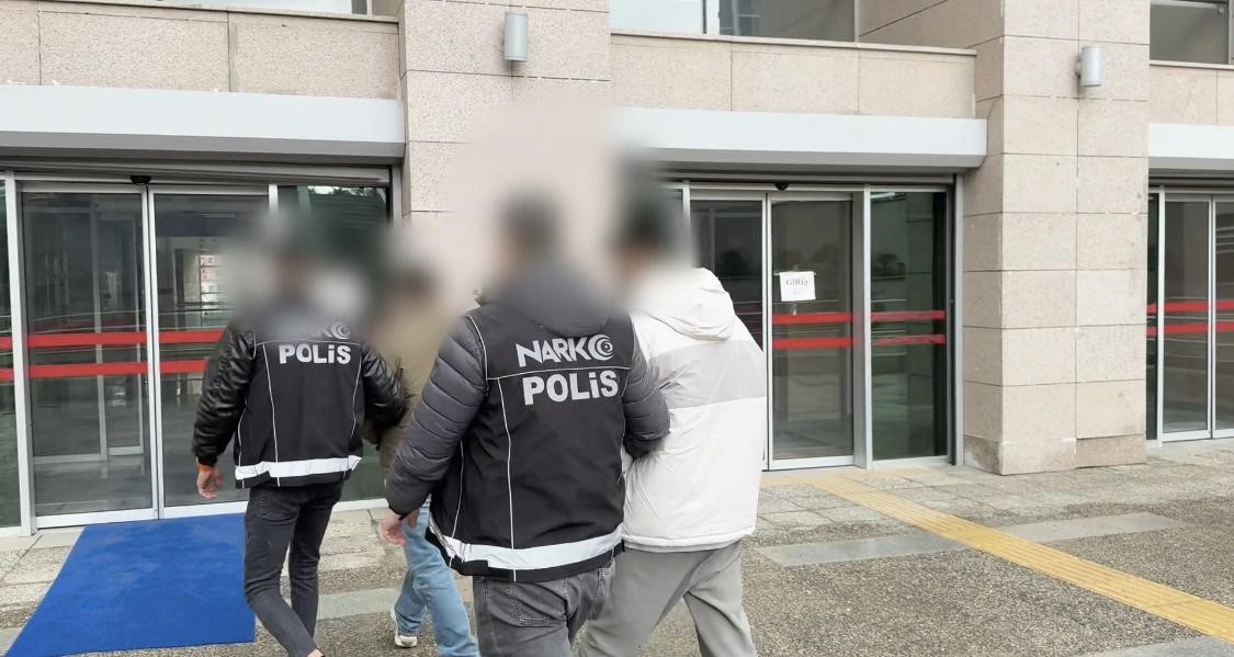batmanda supheli gorulen takside 3 kilo metamfetamin ele gecirildi 2 tutuklama 1 ndD3BiPT