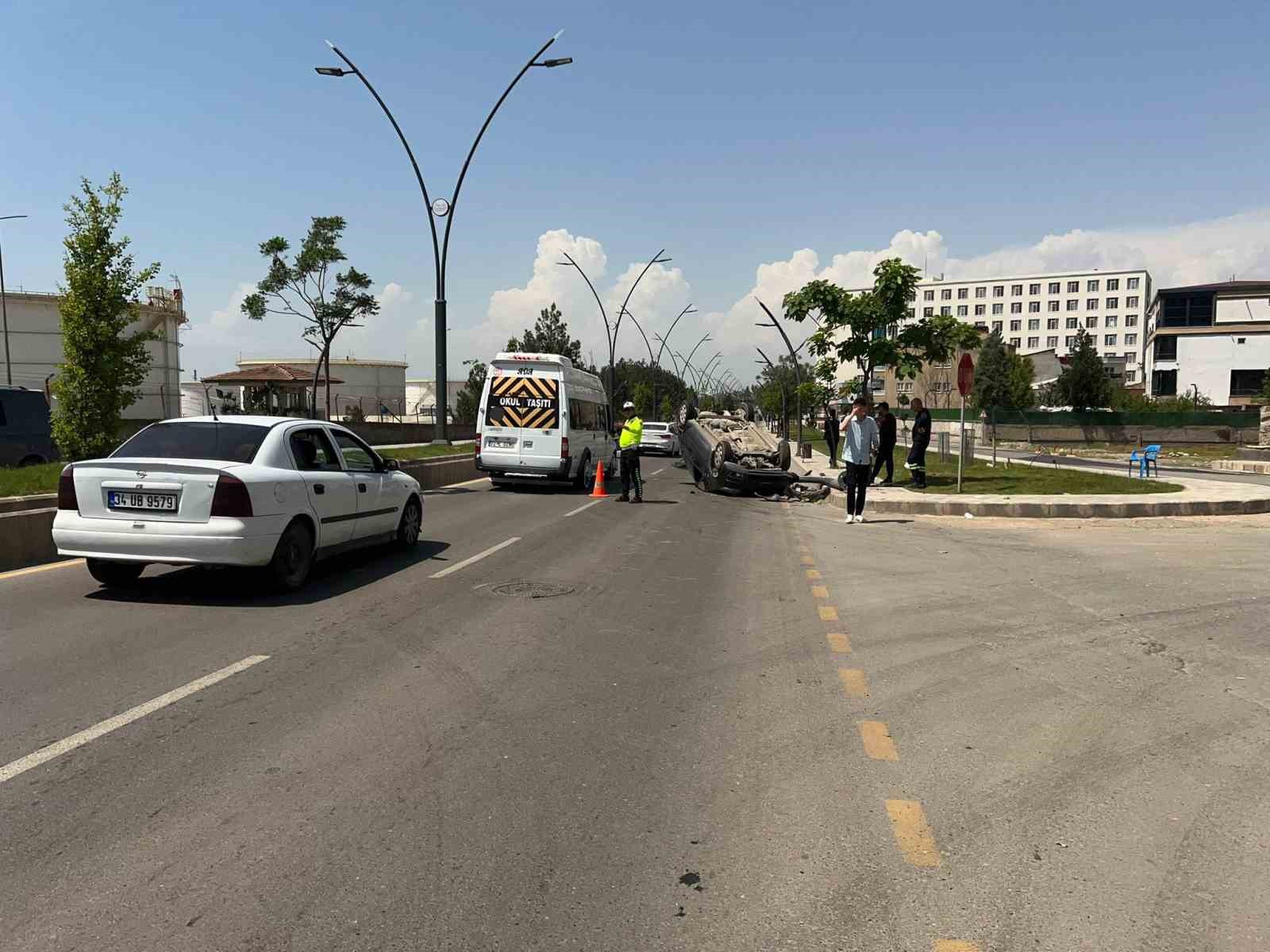 batmanda takla atan otomobilin surucusu yaralandi 1 IbSVOWCj