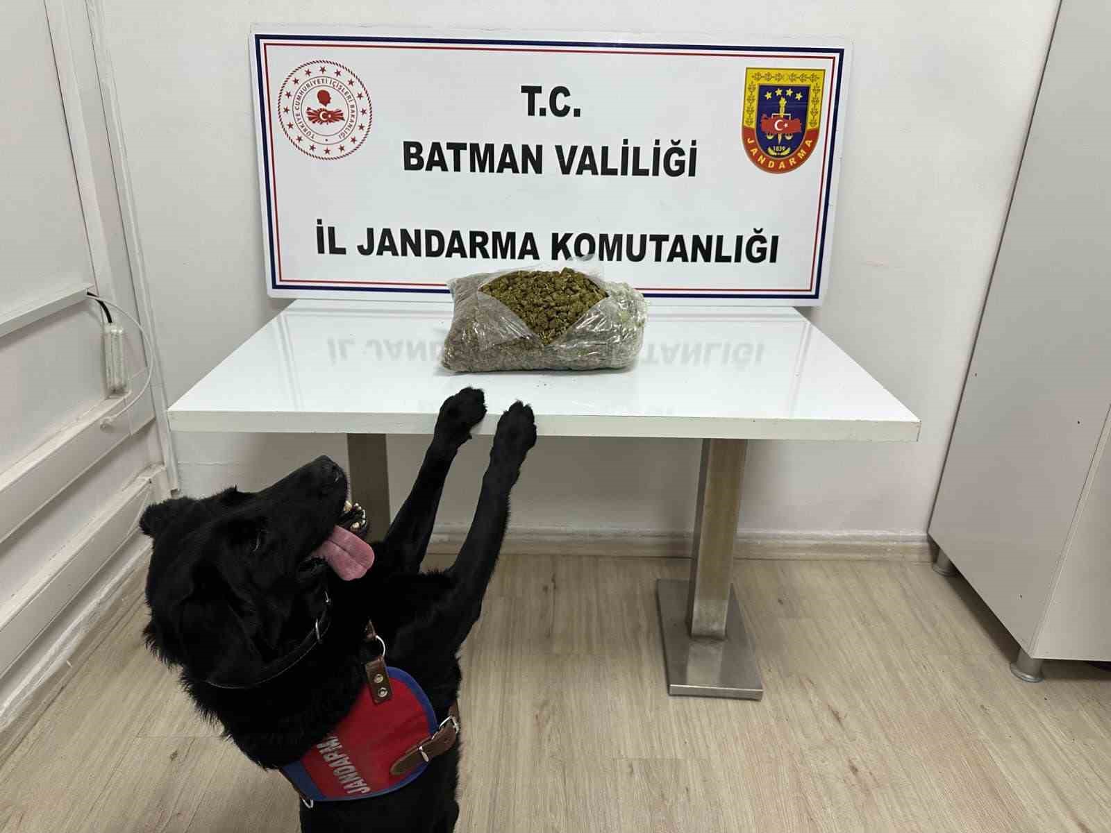 Batman’da ticari takside uyuşturucu madde ele geçirildi: 1 tutuklama 4 batmanda ticari takside uyusturucu madde ele gecirildi 1 tutuklama 0 7MzIv4gJ