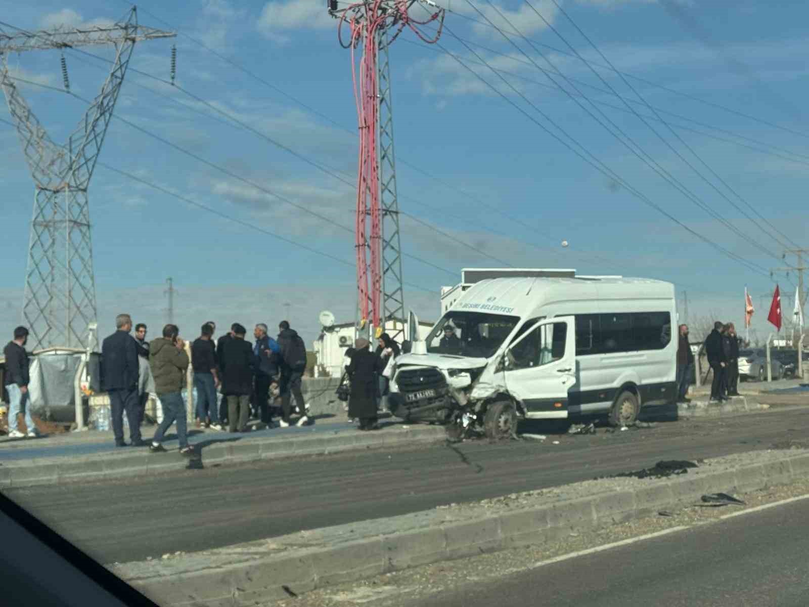 batmanda tir ile minibus carpisti 6 yarali 1 eaf66QkJ