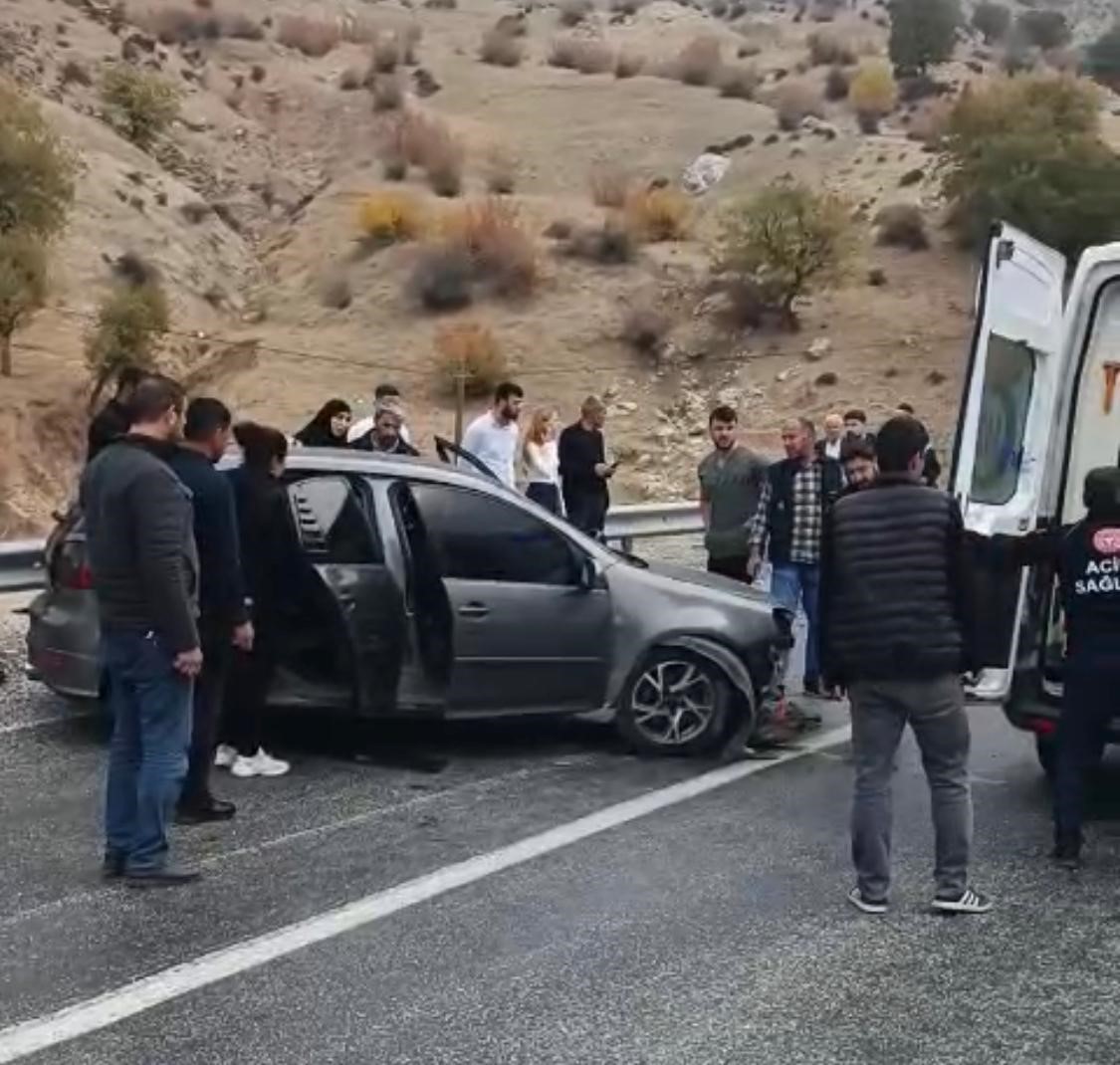 Batman’da trafik kazası: Sürücü bariyerlere çarpan araçta sıkıştı 4 batmanda trafik kazasi surucu bariyerlere carpan aracta sikisti 0 AKnlFs3p