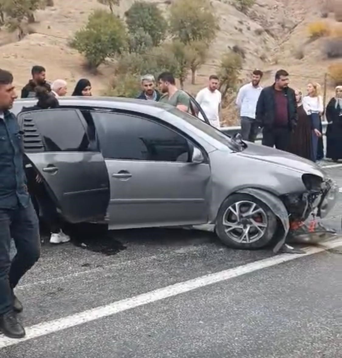 Batman’da trafik kazası: Sürücü bariyerlere çarpan araçta sıkıştı 5 batmanda trafik kazasi surucu bariyerlere carpan aracta sikisti 1 K84cO93e