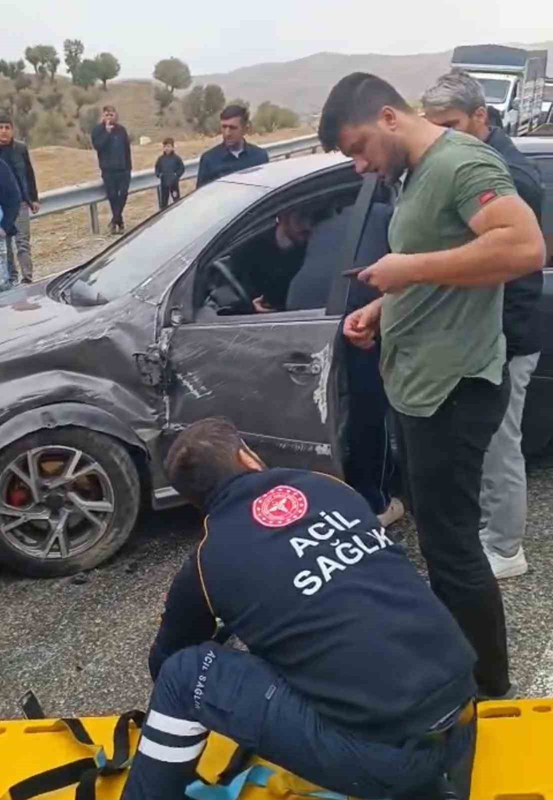 Batman’da trafik kazası: Sürücü bariyerlere çarpan araçta sıkıştı 6 batmanda trafik kazasi surucu bariyerlere carpan aracta sikisti 2 4sGdkM62