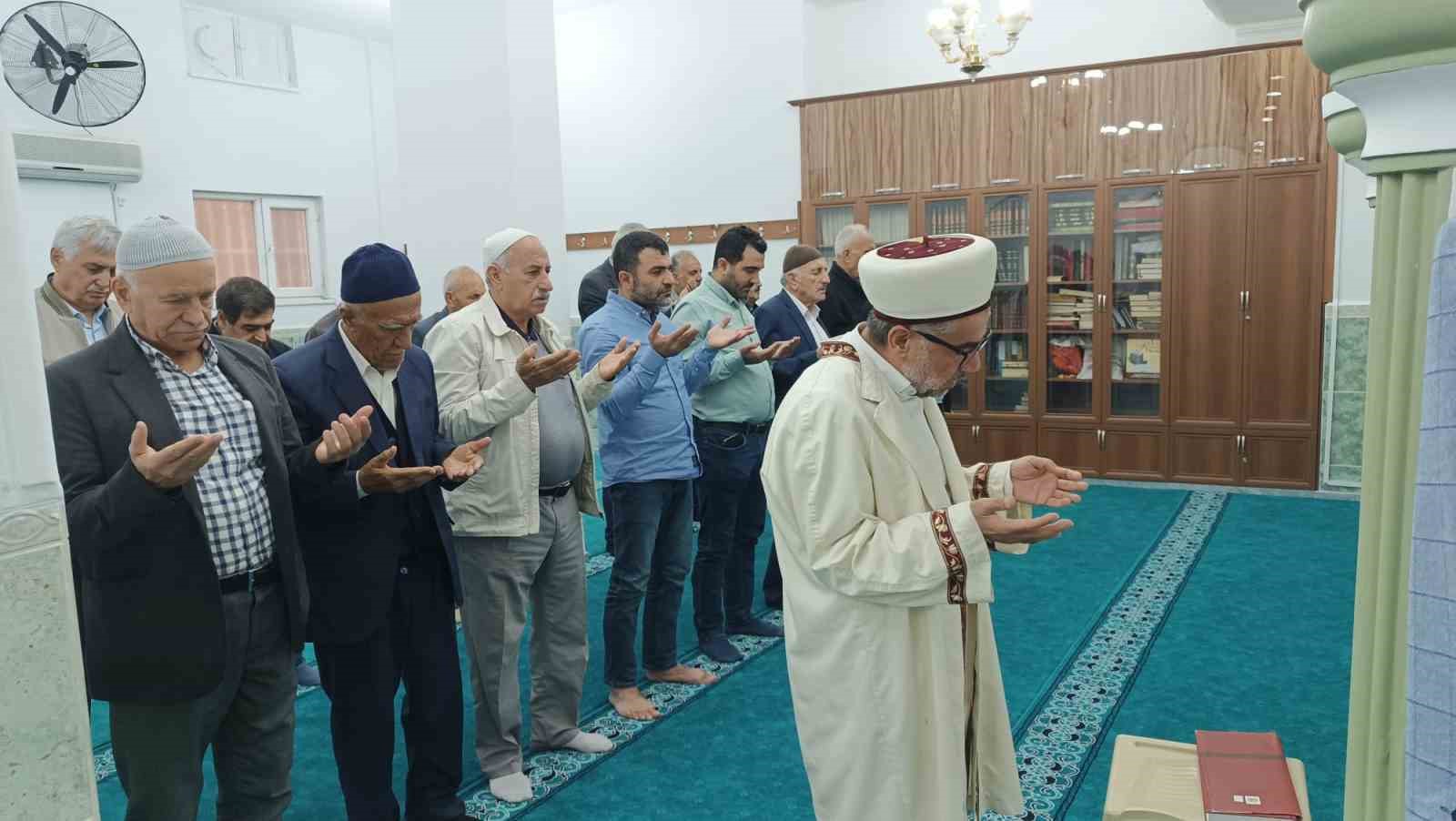 Batman’da tüm camilerde yağmur duası: Çiftçiler ve vatandaşlar kuraklık endişesiyle dua etti 4 batmanda tum camilerde yagmur duasi ciftciler ve vatandaslar kuraklik endisesiyle dua etti 0 8rCNMXKI