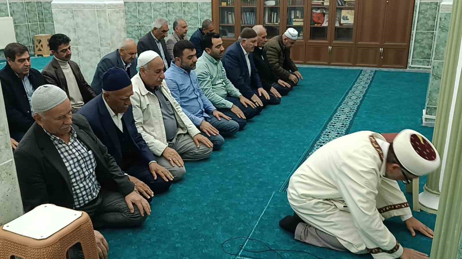 Batman’da tüm camilerde yağmur duası: Çiftçiler ve vatandaşlar kuraklık endişesiyle dua etti 6 batmanda tum camilerde yagmur duasi ciftciler ve vatandaslar kuraklik endisesiyle dua etti 2 UgG8bYWX