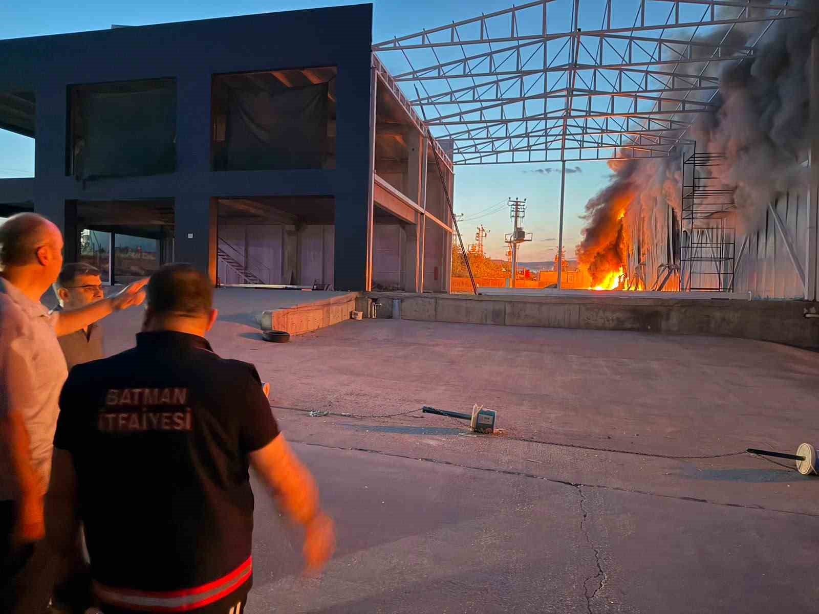 batmanda ulusal market zincirinin ana dagitim deposunda buyuk yangin 3