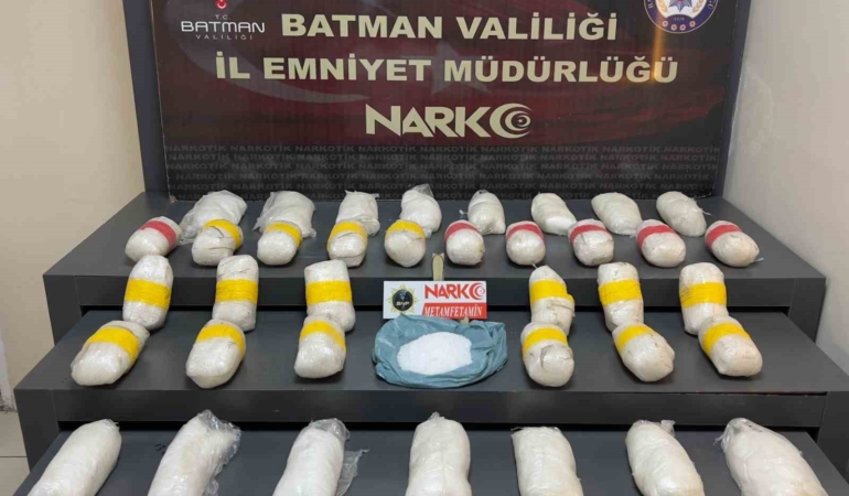batmanda-uyusturucu-operasyonu-19-kilo-metamfetamin-ele-gecirildi-zrVbicNA.jpg