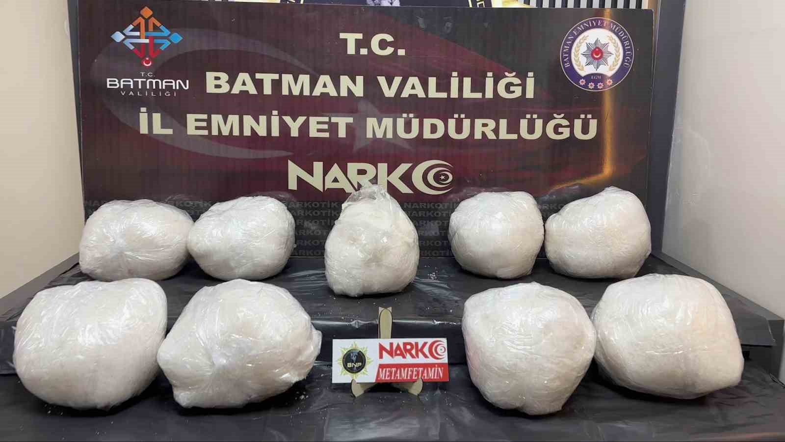batmanda yag tenekelerine gizlenmis vaziyette 45 kilo metamfetamin ele gecirildi 0 7AjKVAjW