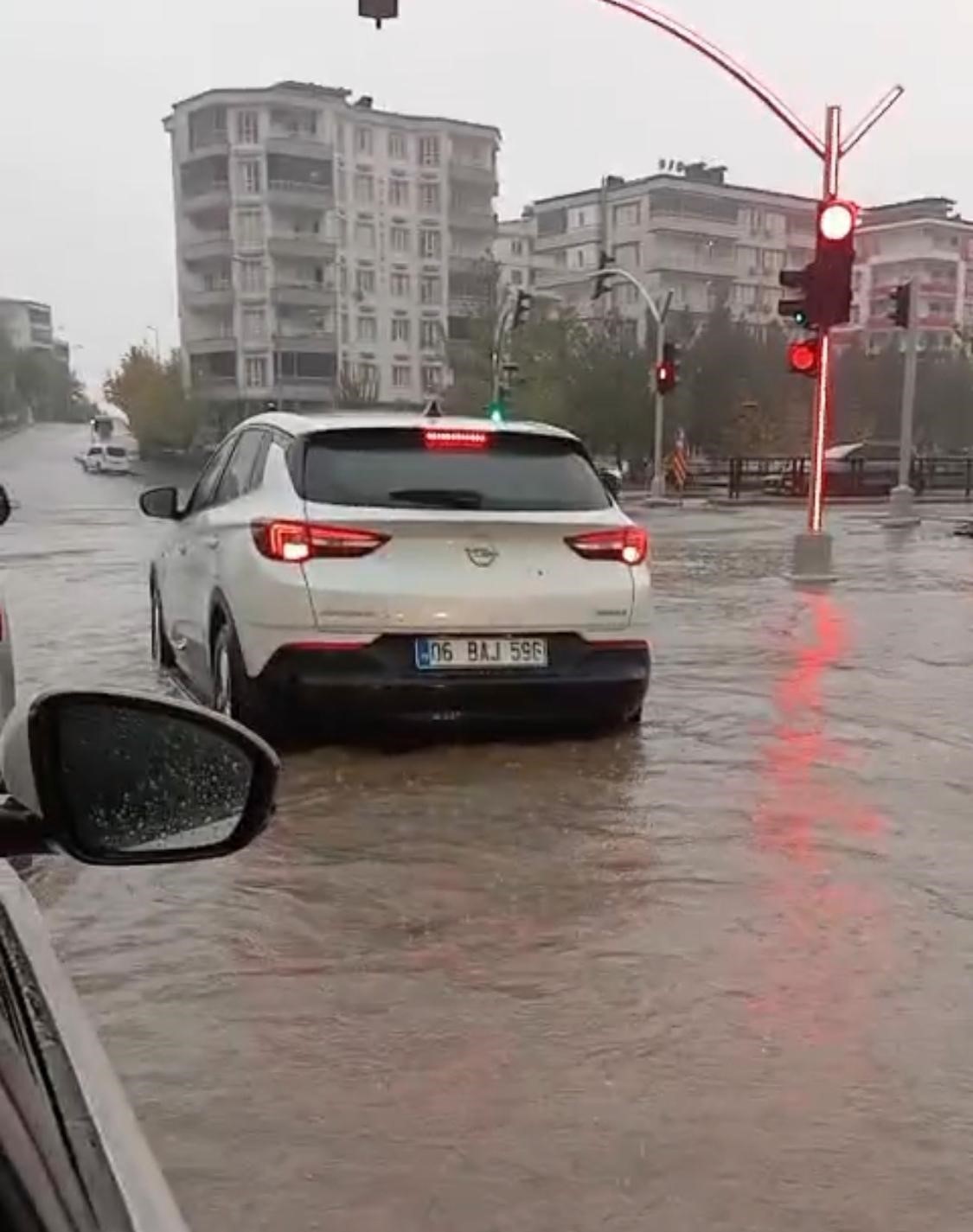 batmanda yagis cadde ve sokaklari gole cevirdi vatandas rogarlari kendi imkanlariyla acti 2 XCDBmWuT