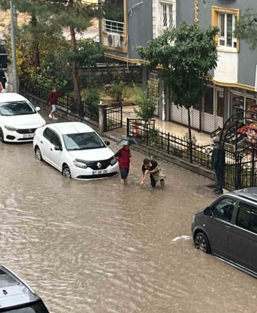 batmanda-yagis-cadde-ve-sokaklari-gole-cevirdi-vatandas-rogarlari-kendi-imkanlariyla-acti-A1RUPNuR.jpg