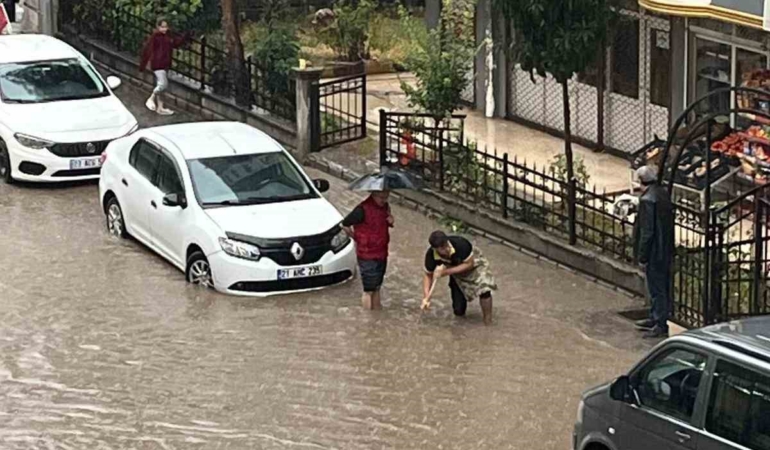 batmanda-yagis-cadde-ve-sokaklari-gole-cevirdi-vatandas-rogarlari-kendi-imkanlariyla-acti-A1RUPNuR.jpg